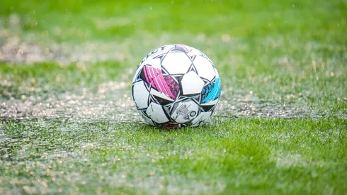 Foto ilustrativa de la lluvia en una cancha de fútbol.