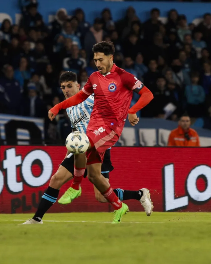 Román Vega con la camiseta de Argentinos Juniors. (Foto: IMAGO / Santiago Gomez Roca).