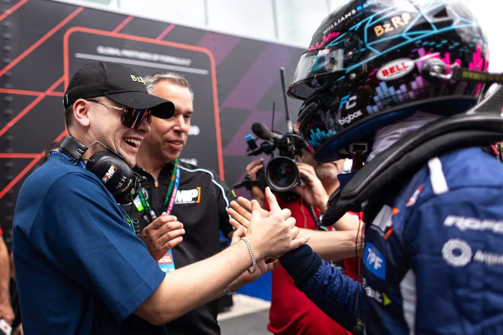 Bizarrap con Colapinto luego de su segundo puesto en Barcelona en la Fórmula 2, esta temporada. IMAGO