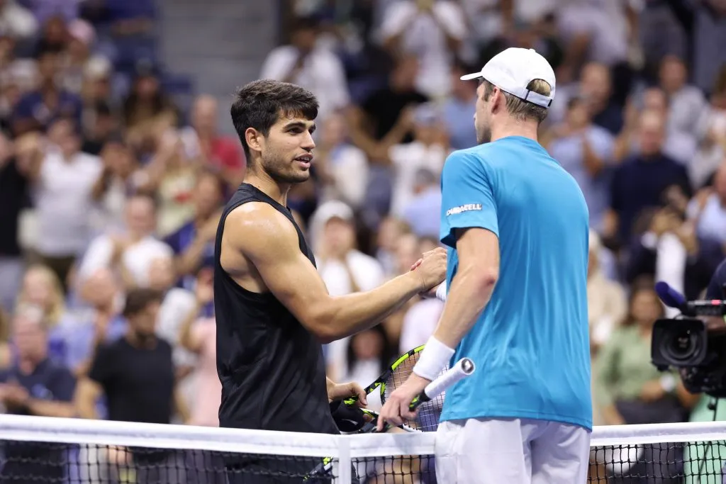 Carlos Alcaraz saluda a Botic van den Zandschulp tras caer en el US Open. (Foto: IMAGO).