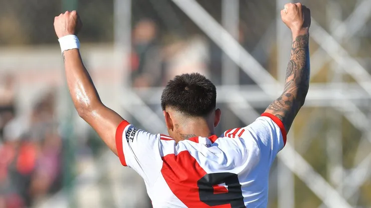 Ruberto festejando uno de sus goles.