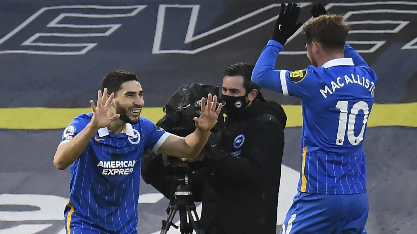 Neal Maupay y Alexis Mac Allister en el Brighton.
