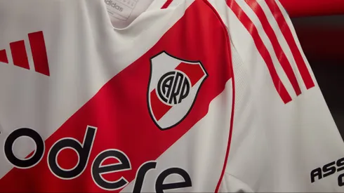 River presentó su nueva camiseta, homenaje a un equipo que hizo historia