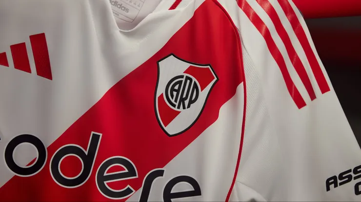 River presentó su nueva camiseta, homenaje a un equipo que hizo historia