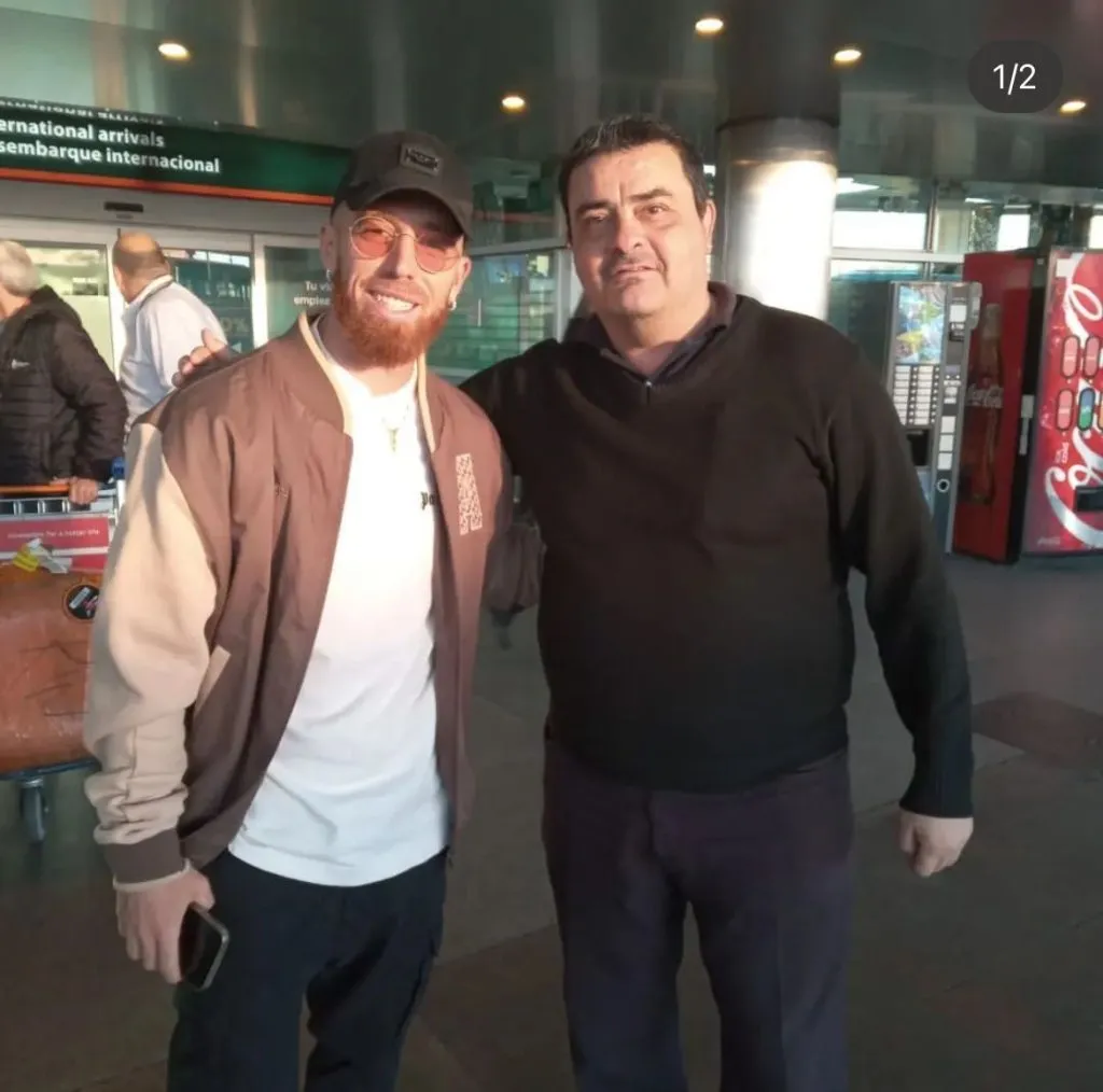 Iker Muniain en el Aeropuerto Internacional de Ezeiza.