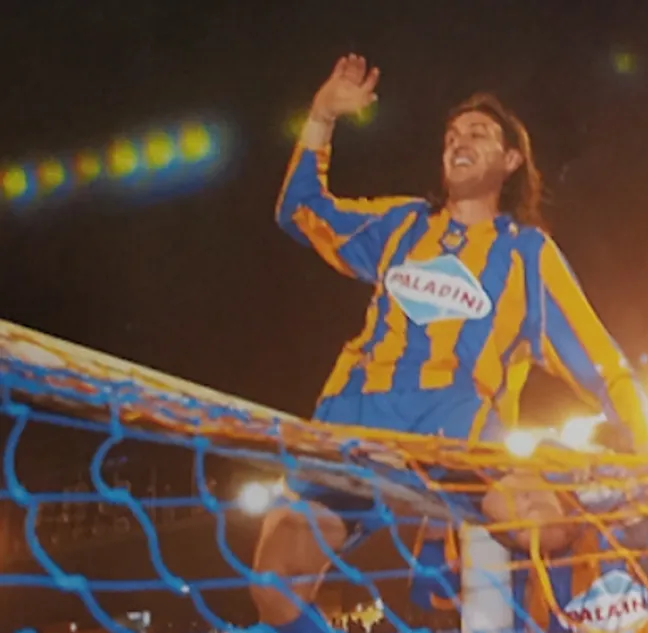 Pirulo celebra el triunfo en el Clásico que marcó su carrera. (Foto: Prensa Rosario Central).