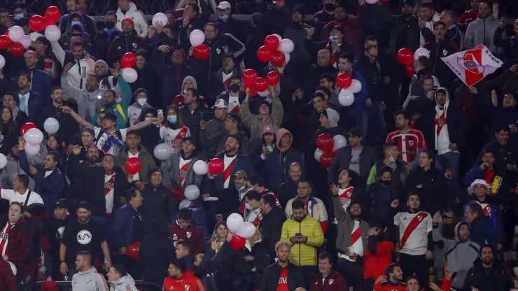 Hinchas de River ante Colo Colo en Santiago cuando se vieron las caras por la Libertadores 2022.
