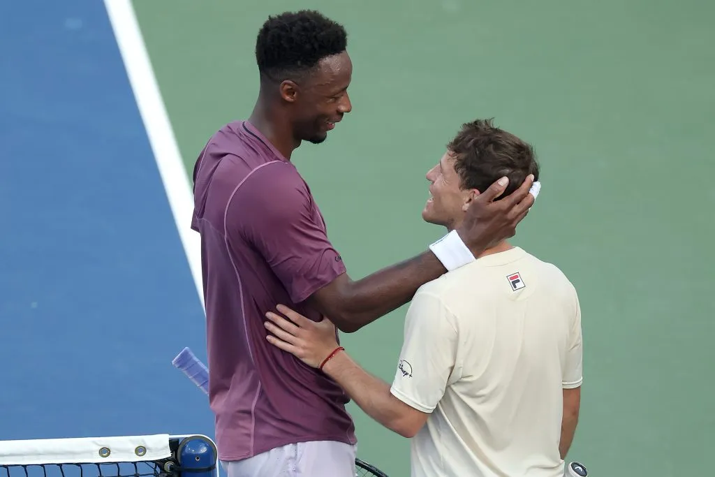 Monfils y el Peque se saludan en la red tras el duelo de primera ronda del US Open que jugaron. (Foto: Getty).