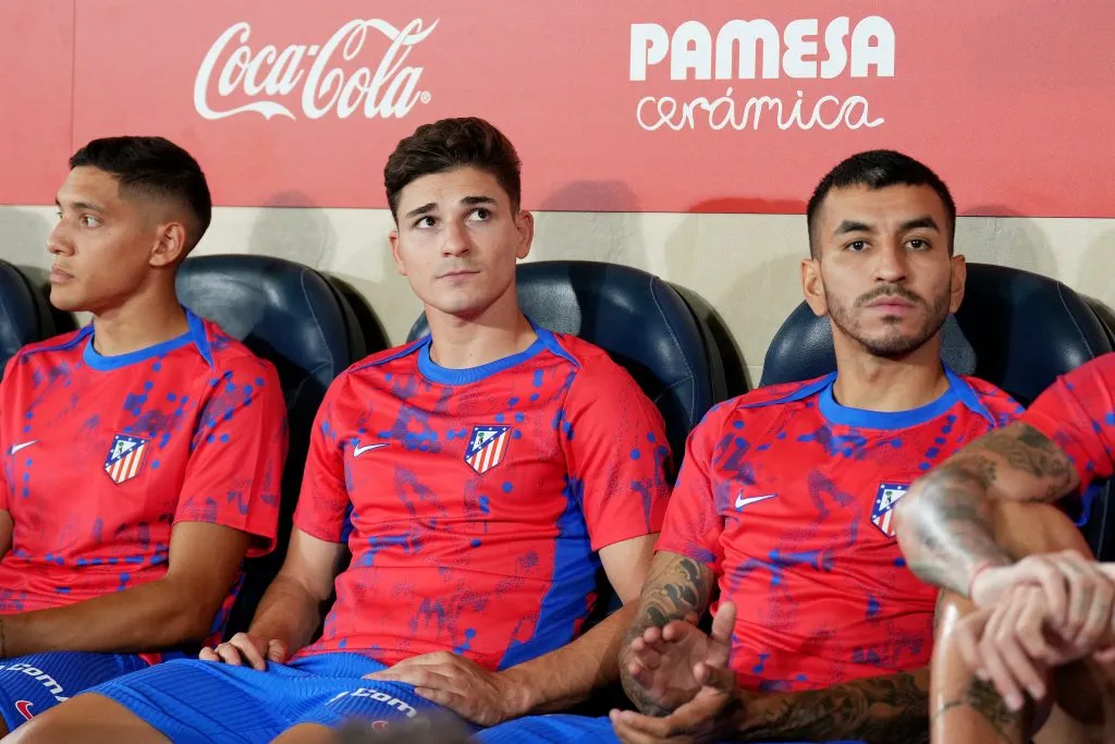 Nahuel Molina en el banco de suplentes junto a Julián Álvarez y Ángel Correa.