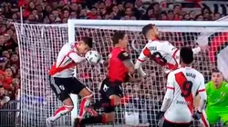 La mano de Maxi Meza que no fue cobrada como penal.