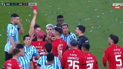 La roja en el aire para el defensor de la visita.