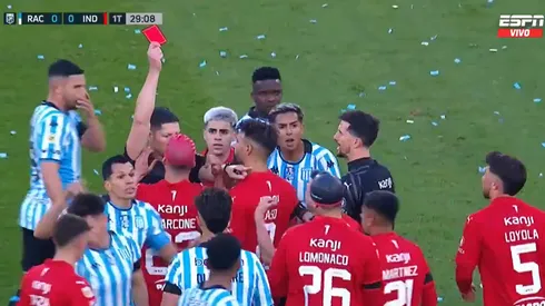 La roja en el aire para el defensor de la visita.