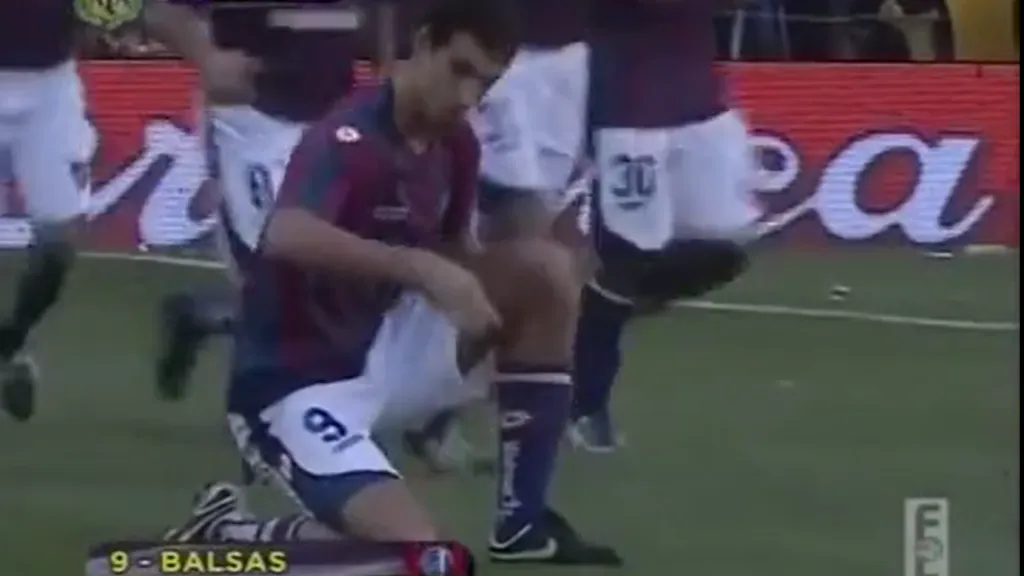 El festejo de Balsas tras su gol a Boca en referencia a los puntos que le habían dado en la tibia.