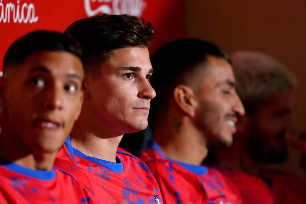 Julián Álvarez ingresó desde el banco de suplentes en el estreno de Atlético de Madrid en La Liga.