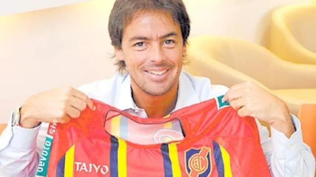 Mariano Closs con la camiseta de Colegiales.