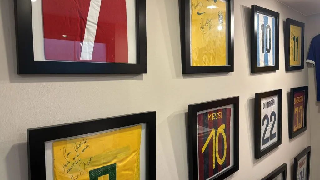 Parte de la colección de camisetas de Walter Montillo.