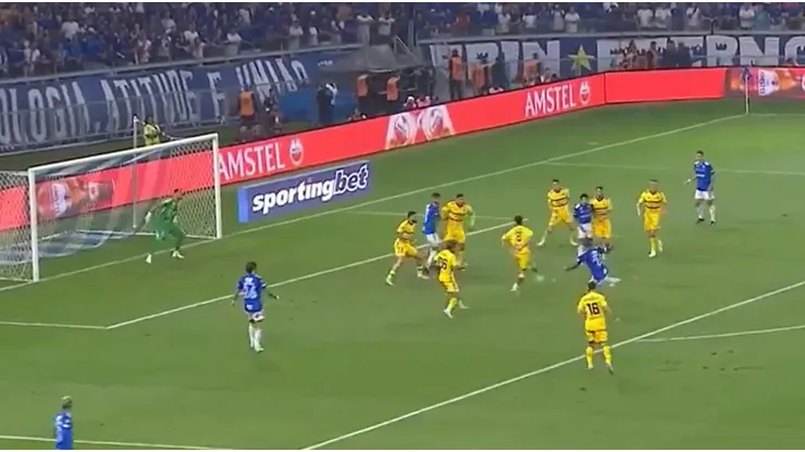 La jugada de la polémica en la previa al gol de Walace.