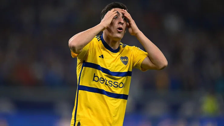 Miguel Merentiel se lamenta su penal errado.