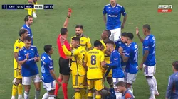 Por un planchazo criminal, Advíncula fue expulsado a los 30 segundos