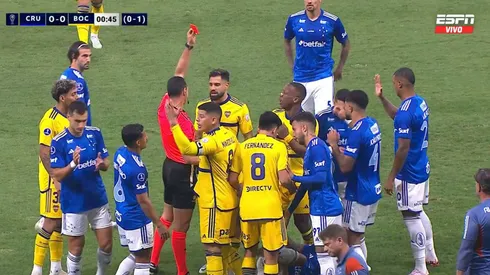 Por un planchazo criminal, Advíncula fue expulsado a los 30 segundos