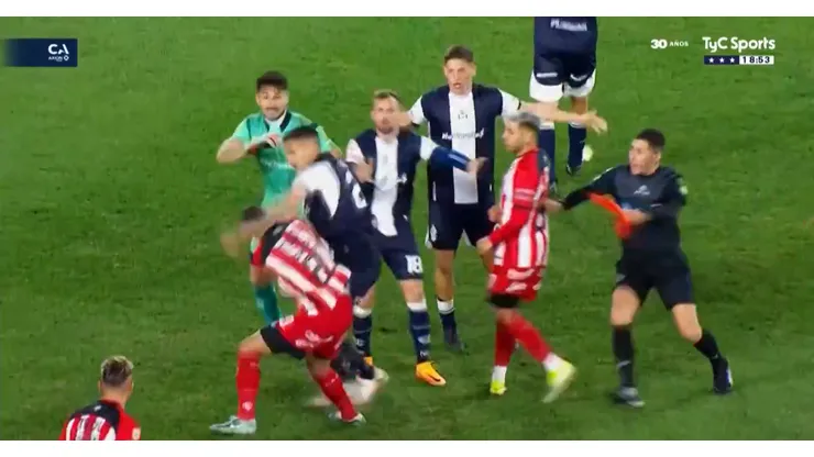 Un momento muy tenso en Lanús.