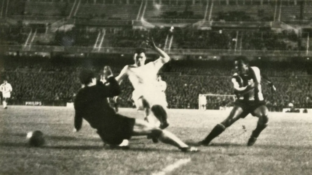 Alberto Spencer, definiendo ante la salida del arquero, en uno de los tantos goles que convirtió con Peñarol en la Copa Libertadores. (Imago)