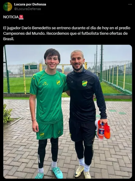 Benedetto, en el predio de Defensa junto a un juvenil del club (X @LocuraDefensa).