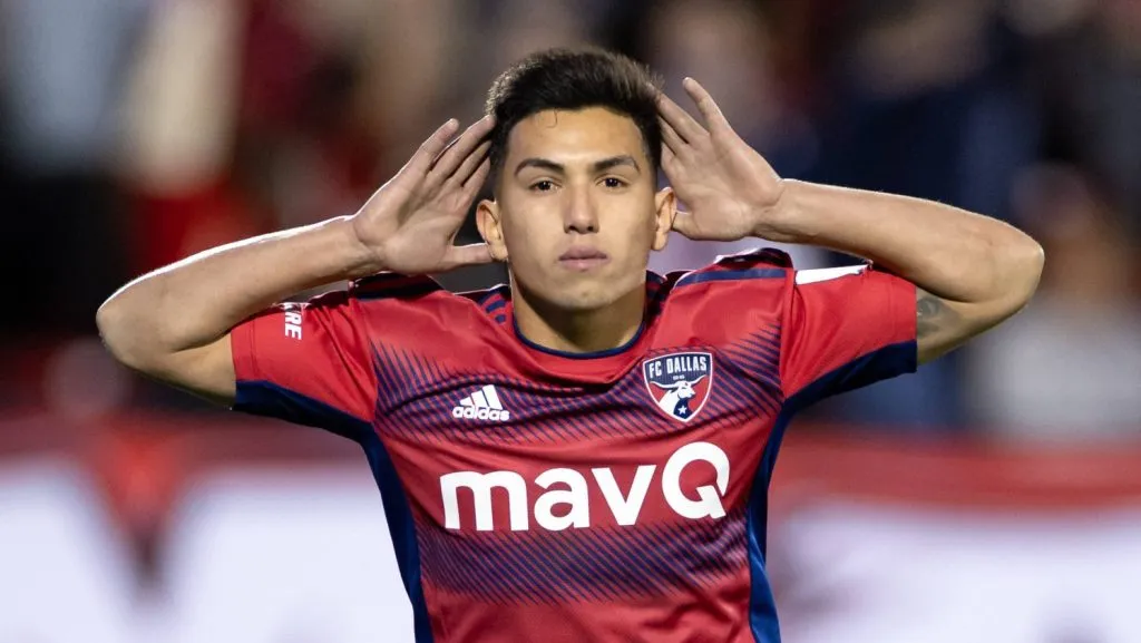 Alan Velasco tiene contrato con Dallas.