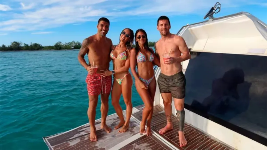 Lionel Messi y Antonela Roccuzzo en compañía de Sofía Balbi y Luis Suárez.
