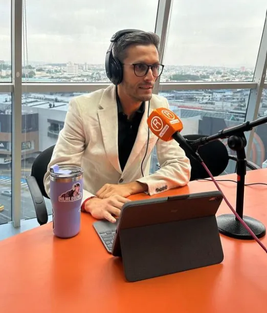 Mondaini en la radio. (Foto: @marcosmondainiok)