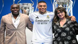 Kylian Mbappé junto a sus padres en la presentación como jugador del Real Madrid.