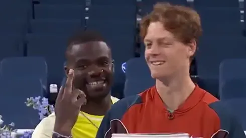 Tiafoe, entre risas, hace un fuck you mientras Sinner sostiene el trofeo de campeón.