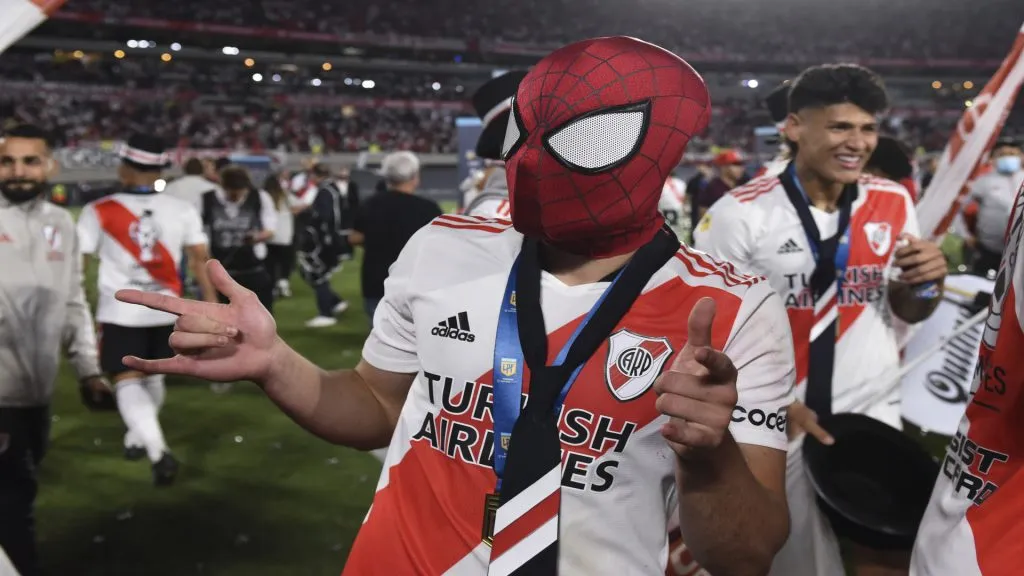 Julián Álvarez luciendo la máscara de Spiderman durante los festejos de un título logrado en River Plate. (Getty Images)