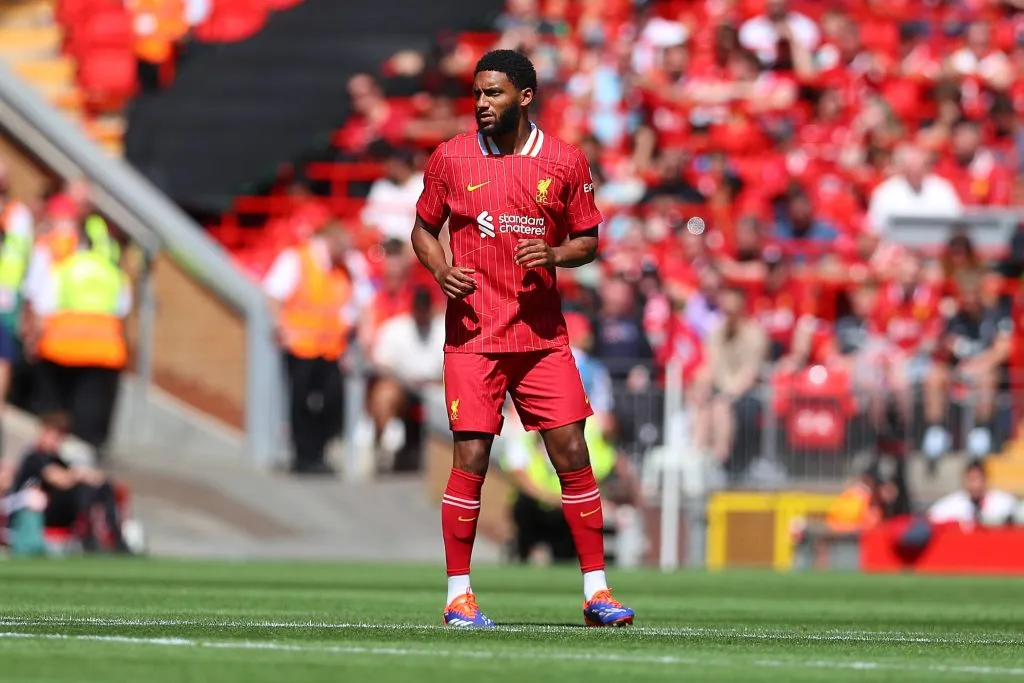 Joe Gomez, en la puerta de salida de Liverpool (IMAGO)