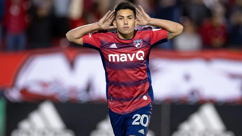 Alan Velasco está cerca de Boca.