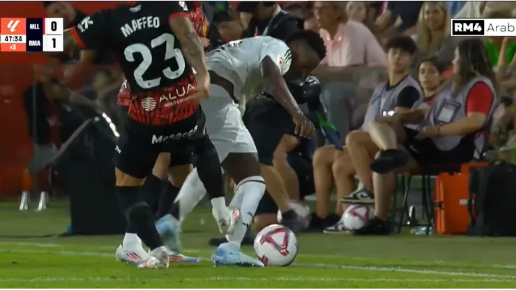 Maffeo le pegó una fuerte patada a Vinicius.