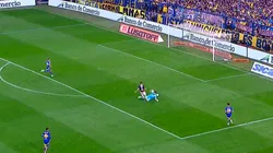 Brey derribó a Vombergar dentro del área.