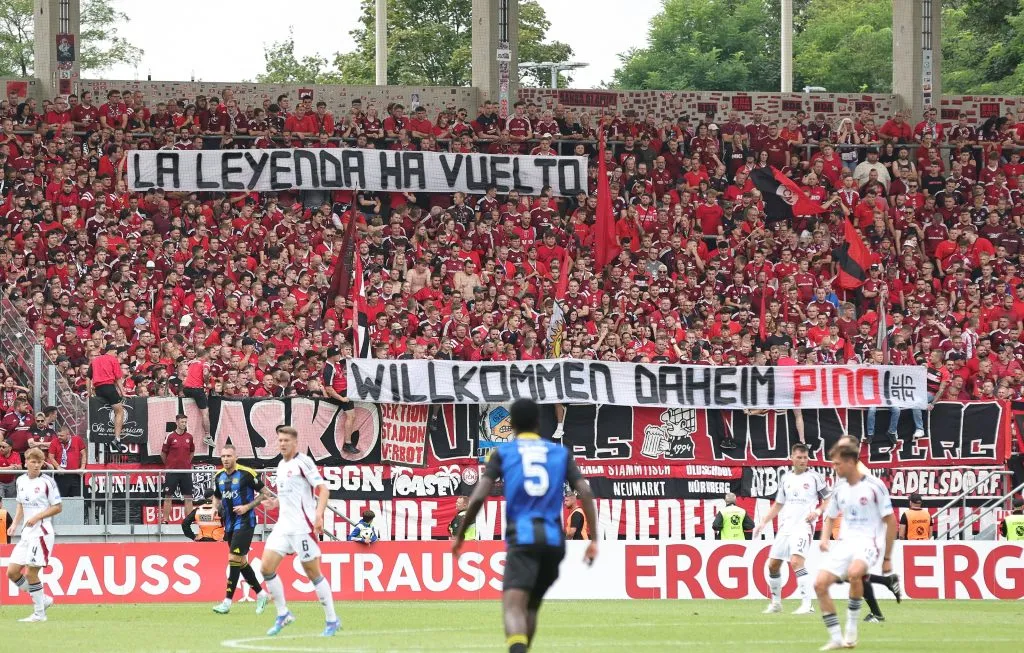 Las banderas de los hinchas de Nüremberg a Pinola. (Foto: Prensa Nüremberg).