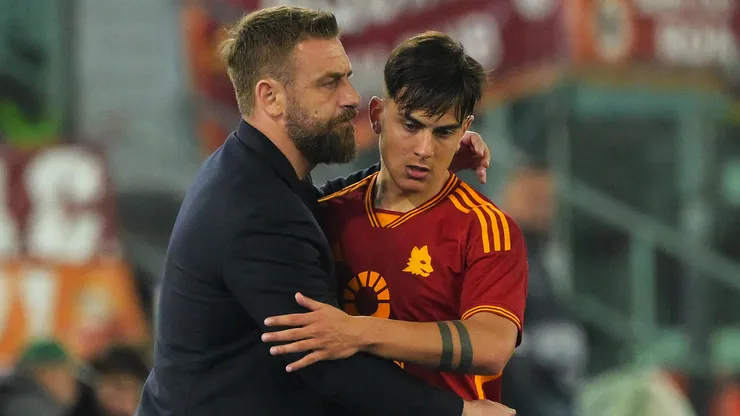 Daniele De Rossi junto a Paulo Dybala.