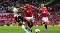 Lisandro Martínez y Adama Traoré, en uno de sus cruces en el Manchester United vs. Fulham.