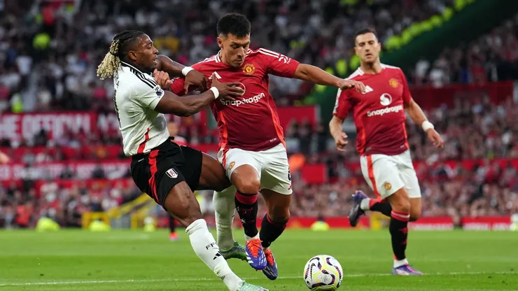 Lisandro Martínez y Adama Traoré, en uno de sus cruces en el Manchester United vs. Fulham.
