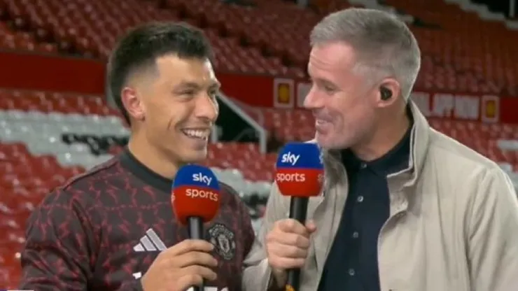 Lisandro Martínez y Jamie Carragher, tras el partido entre Manchester United y Fulham.