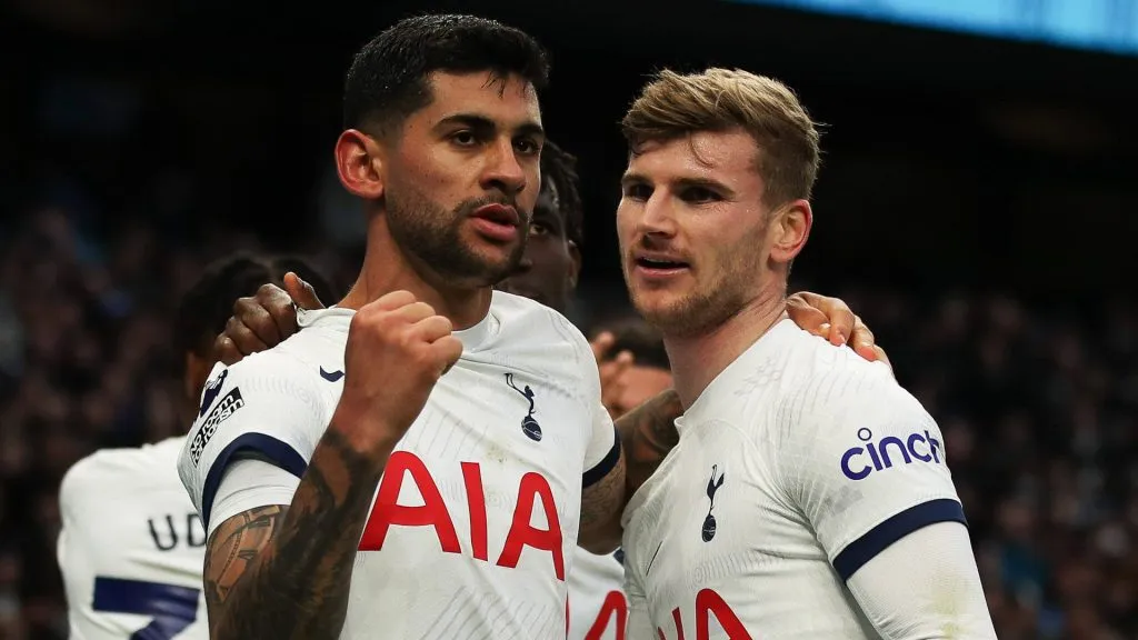 Cristian Romero y Timo Werner del Tottenham en la Premier League