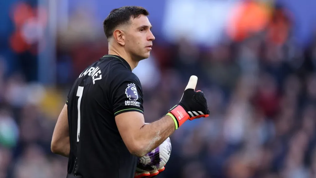 El Dibu va por un título con el Aston Villa. IMAGO