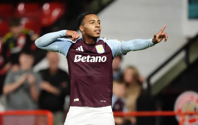 Cameron Archer disputó seis partidos en la pretemporada y convirtio tres goles, peor no seguirá en Aston Villa. IMAGO