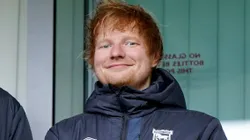 Ed Sheeran con su campera del Ipswich Town.