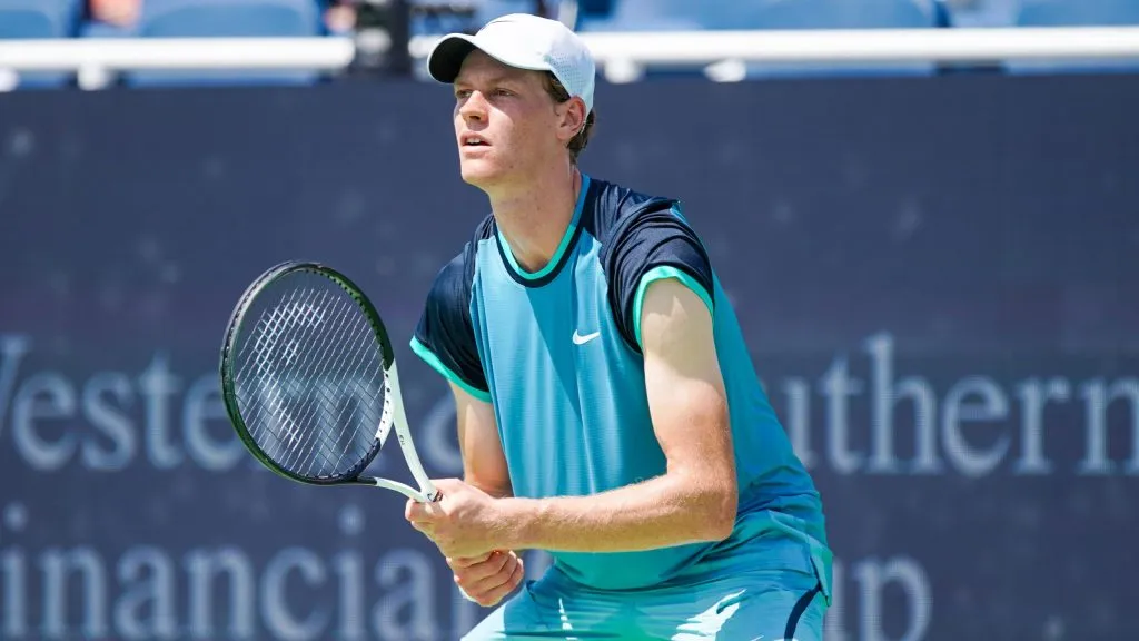 Jannik Sinner mira a todos desde arriba.