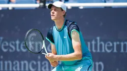 Jannik Sinner mira a todos desde arriba.