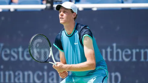 Jannik Sinner mira a todos desde arriba.