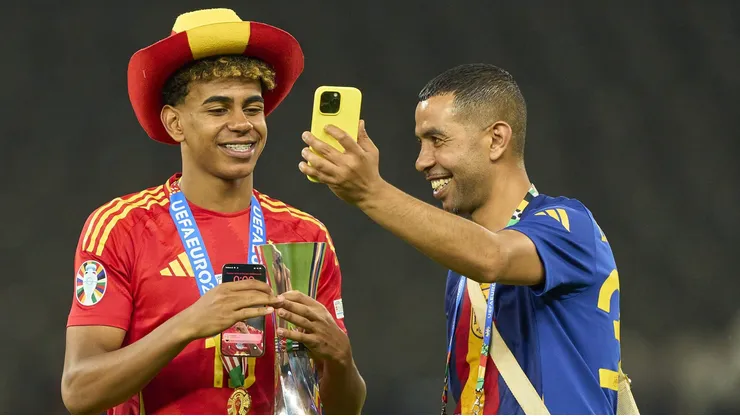 Lamine Yamal junto a su padre, Mounir Nasraoui.